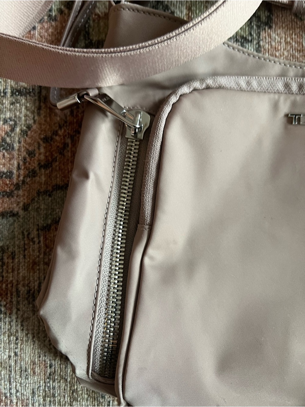 NWOT NEW TUMI Voyageur Tyler Nylon Crossbody Bag Mauve Dusty Pink, Color Mink - Picture 5 of 7